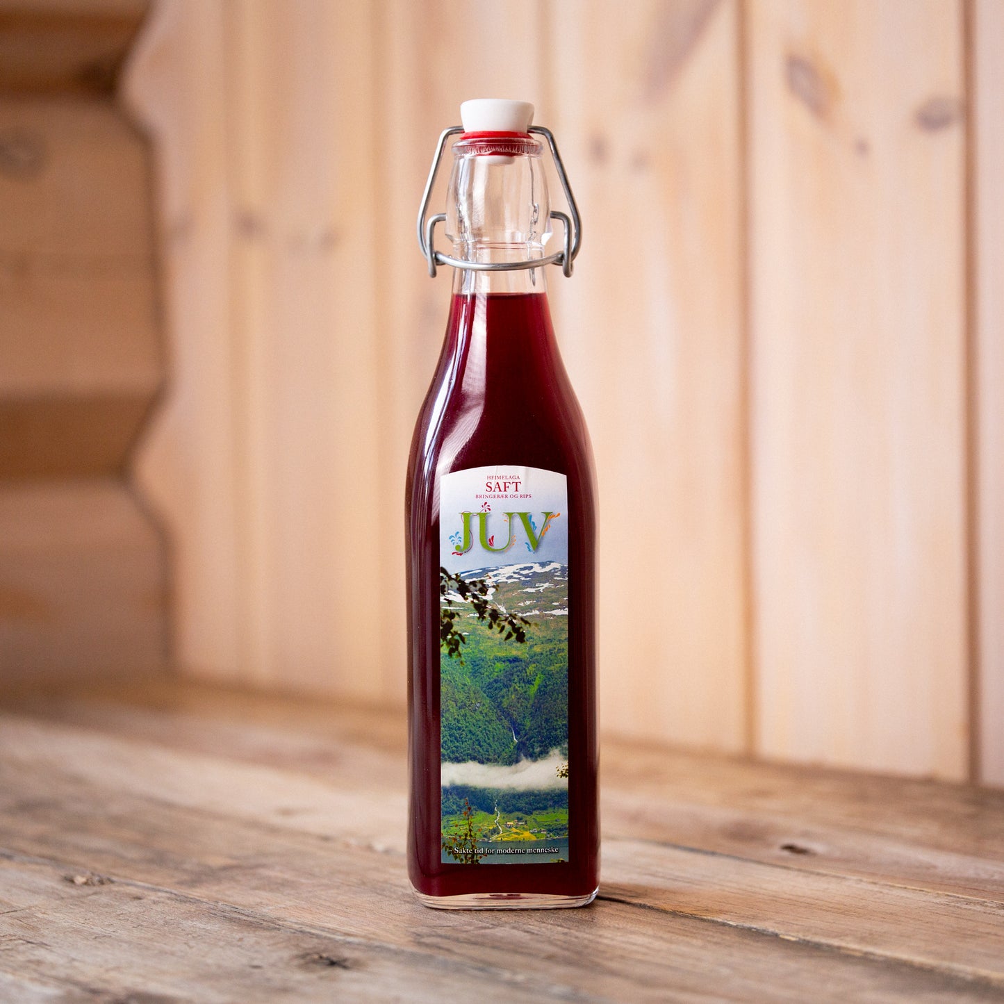 Heimlaga saft av bringebær og rips