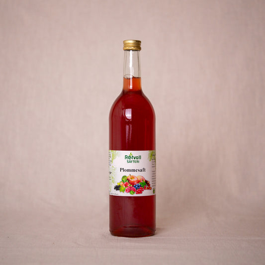 Flaske med økologisk plommesaft laget på norske plommer og rårørsukker. Uten kunstig tilsetning.