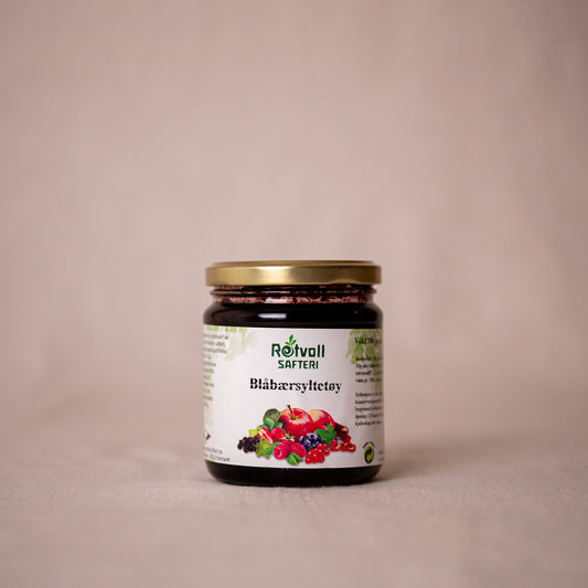 Glass med økologiske blåbærsyltetøy uten kunstige tilsetninger fra Rotvoll Safteri.