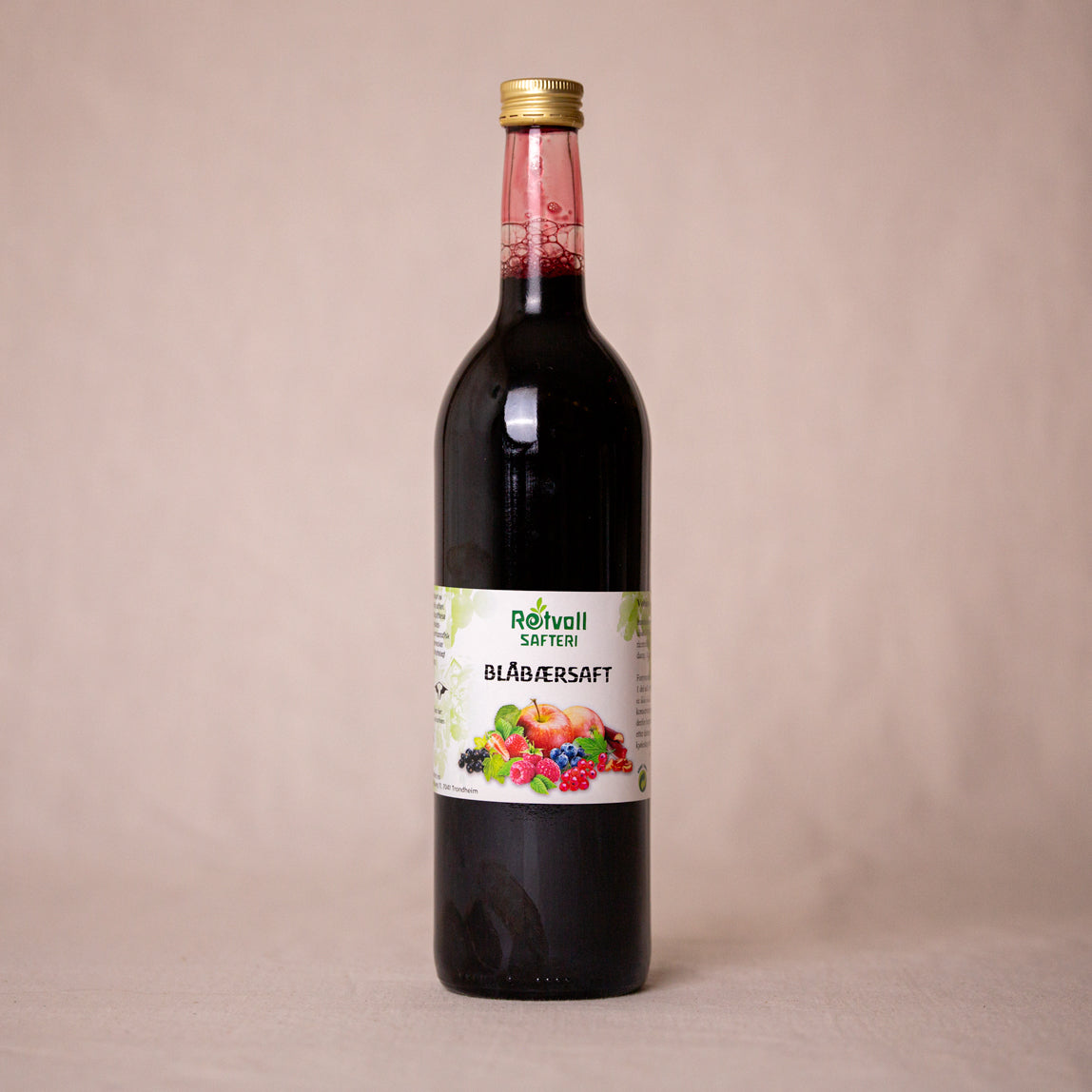Flaske med økologisk blåbærsaft fra Rotvoll Safteri, laget på økologiske ingredienser og uten kunstig tilsetning.
