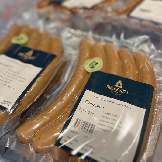 Pakke med handlaget grillpølser fra Dølakjøtt, uten nititt og konserveringsmidler. Renvare