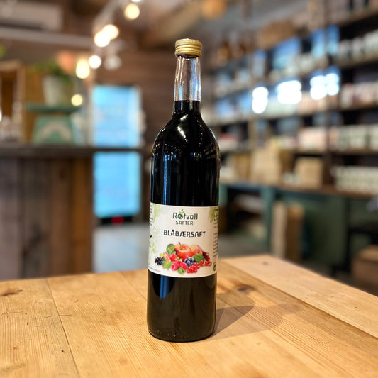 Flaske med økologisk blåbærsaft, laget på norske bær uten kunstig tilsetning.