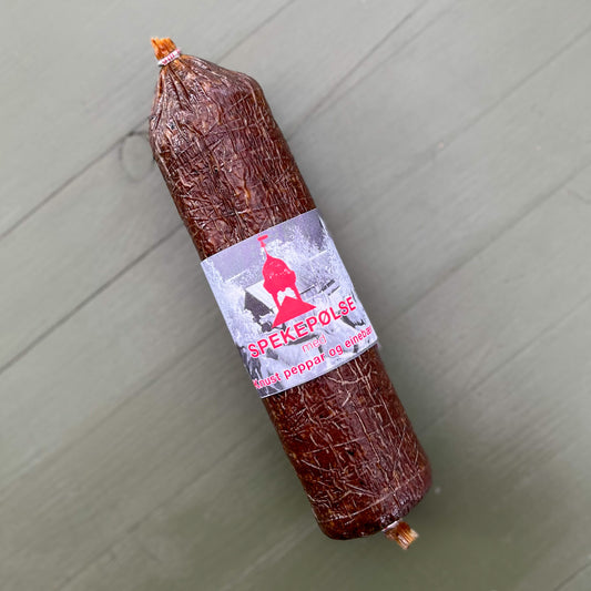 Spekepølse med knust peppar og einebær