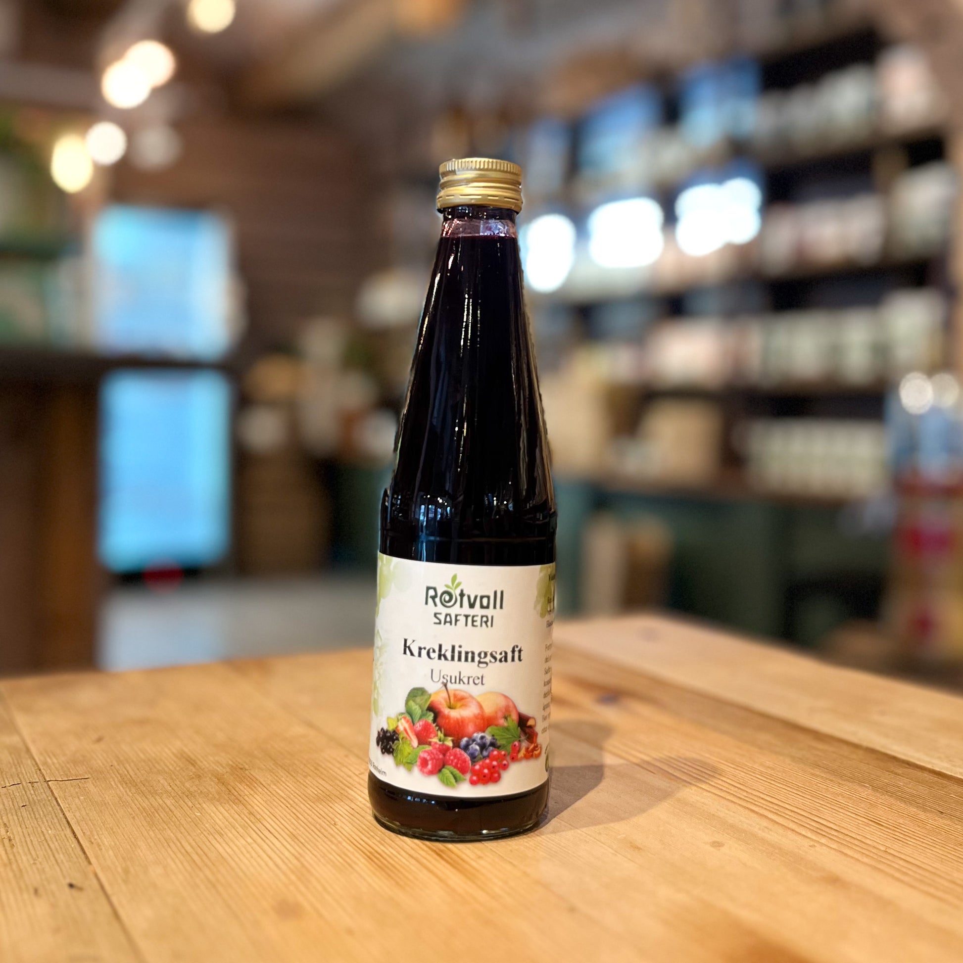 Flaske med ren kreklingsaft av norske og viltvoksende bær. Uten tilsatt sukker eller koserveringsmidler.