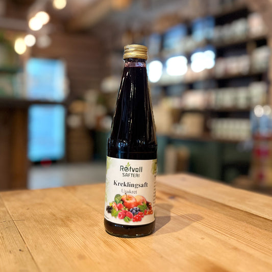 Flaske med ren kreklingsaft av norske og viltvoksende bær. Uten tilsatt sukker eller koserveringsmidler.