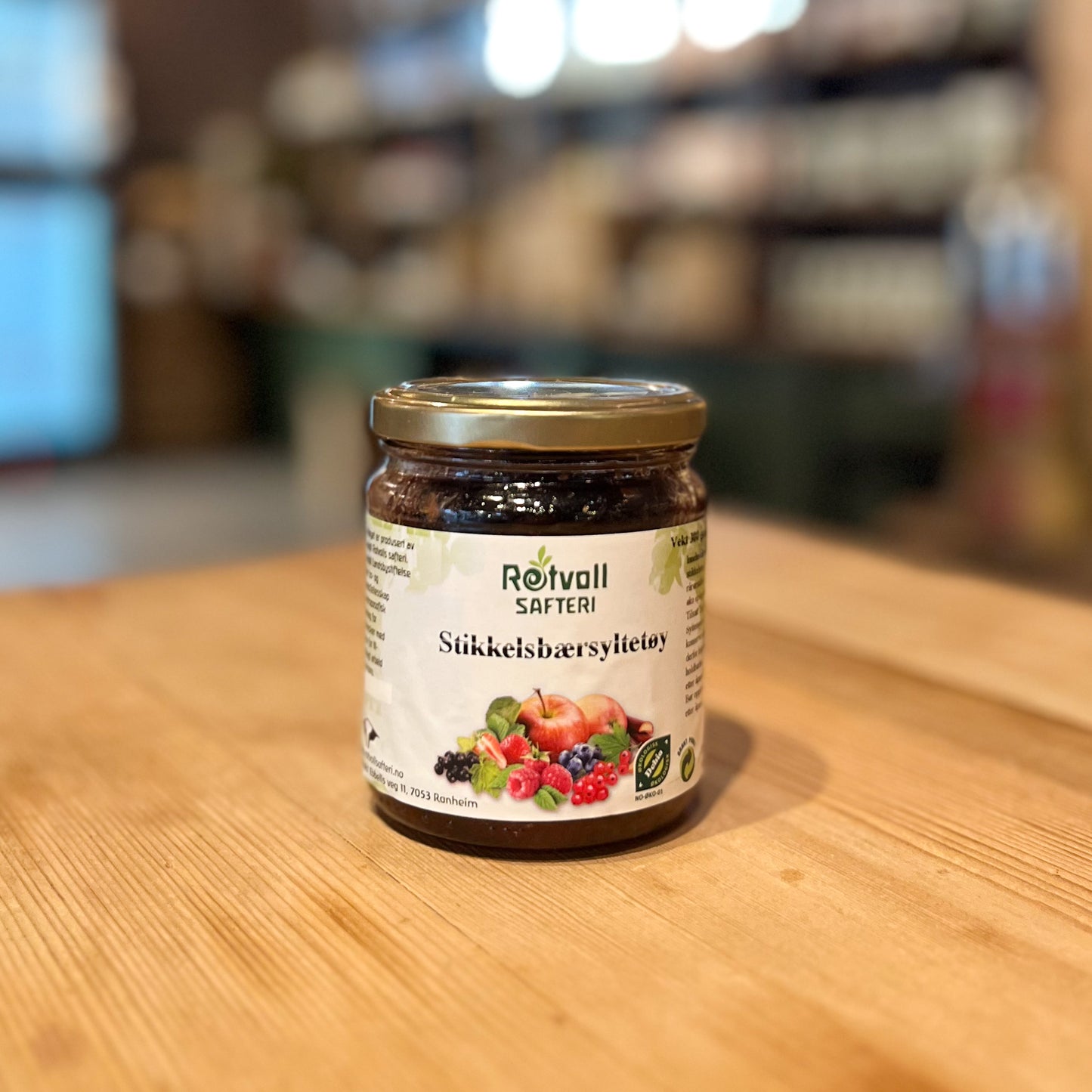 Glass med 300 gram økologisk stikkelsbærsyltetøy. Laget av norske bær, uten kunstig tilsetning.