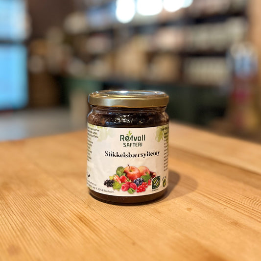 Glass med 300 gram økologisk stikkelsbærsyltetøy. Laget av norske bær, uten kunstig tilsetning.