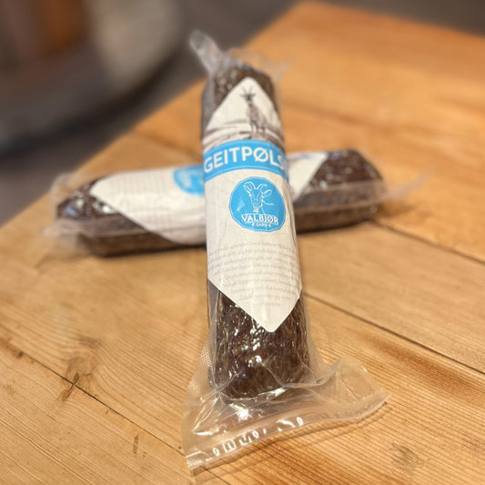 Tradisjonell spekepølse av geit fra Valbjør Gård i Vågå. Økologisk spekepølse uten nitritt.